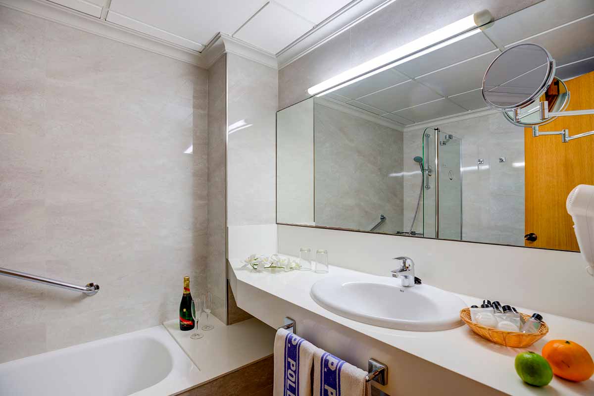 aseo apartamentos maricel 1 miramar mallorca collection aseo apartamentos maricel 1 miramar mallorca collection